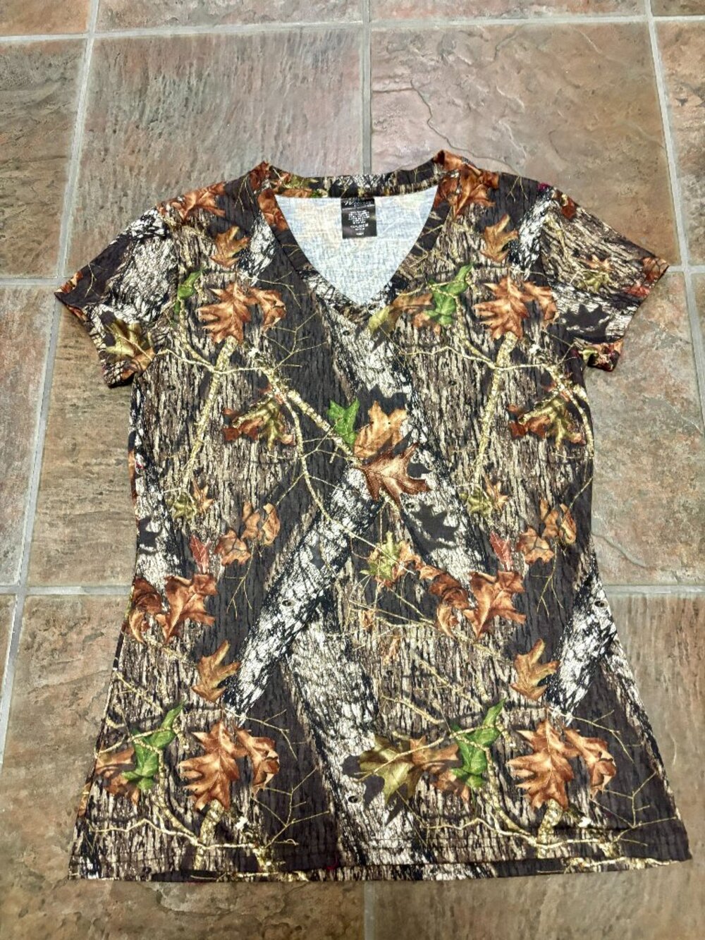 ~~Wilderness Dreams Women's V-Neck Camouflage Short Sleeve Shirt  Size XL..VGUC!